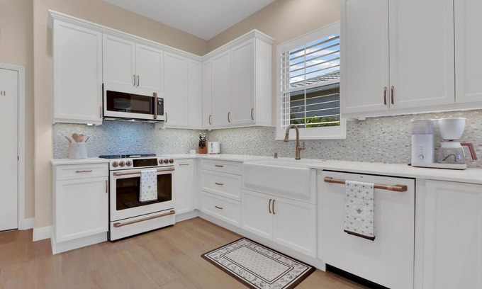 Rural Estates House | Villa on the Green - Large home with golf!
