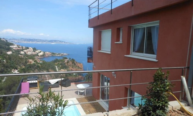 Theoule-Superieur House | Villa overlooking bay of Cannes and the Lerins Islands