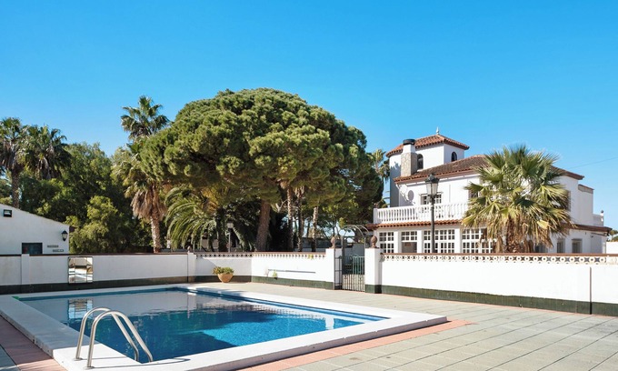 Chiclana de la Frontera Villa | Villa "Paraíso" with Private Pool, Terrace & Wi-Fi