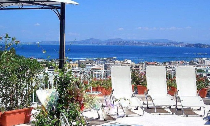 Ischia Porto House | Villa Peonia B: A welcoming apartment which faces the sun and the sea, with Free WI-FI.