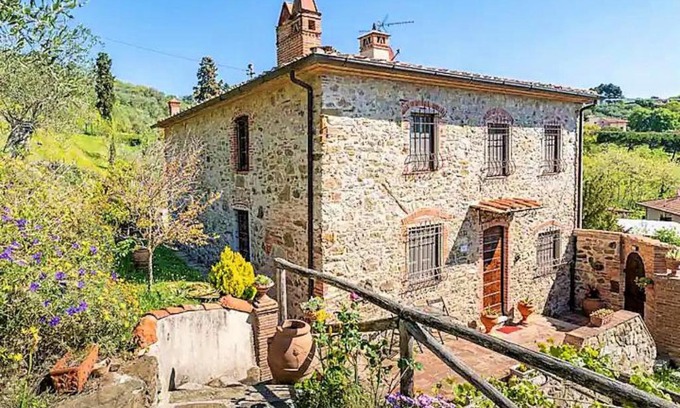 Corsanico House | Villa Pera by Nicola Real Estate