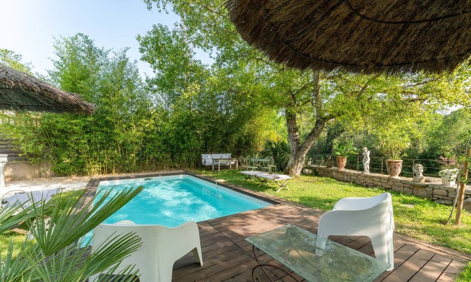 Apt Villa | Villa 'Plein Coeur Du Luberon' with Private Pool, Private Terrace and Wi-Fi