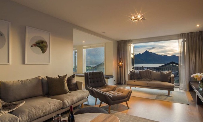 Queenstown City Centre Villa | Villa Ranui Hot Tub Free Parking Lake Views