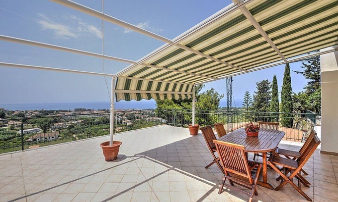 Santa Maria di Castellabate House | Villa Renata: A welcoming apartment that covers the entire top floor of a villa located on a hillside, facing the sea, with Free WI-FI.