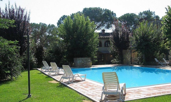 Colle di Val d'Elsa House | Villa Saveria C: A graceful two-story apartment in the characteristic style of the Tuscan countryside.