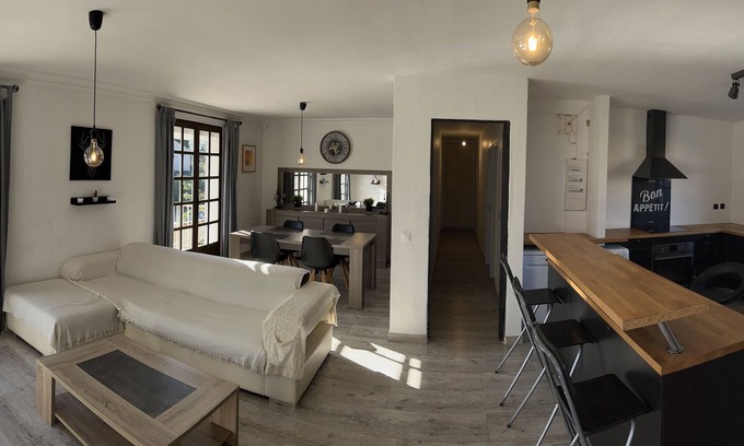 Istres House | Villa top 4 bedrooms, sleeps 8