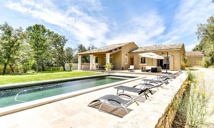 Lourmarin House | “Villa Tranquilla: Charming Retreat with Swimming Pool in Lourmarin”