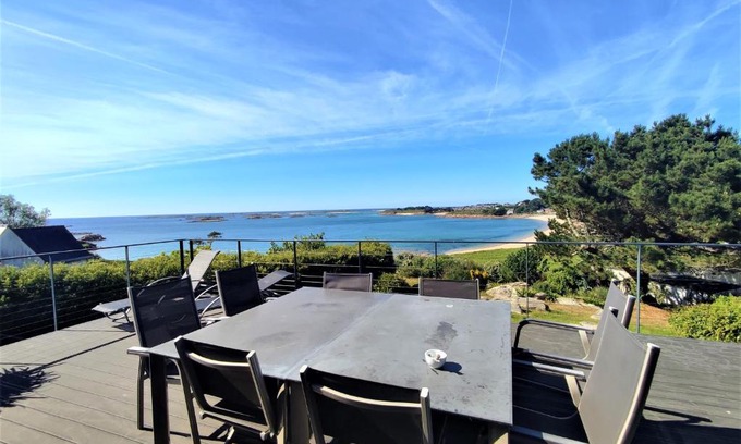Trebeurden Villa | Villa vue mer avec terrasse de 50m2 donnant sur la plage de Goas Treiz à TREBEURDEN Ref-674