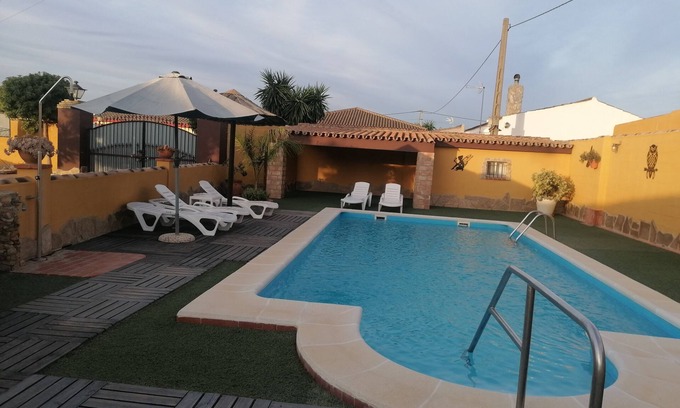 Chiclana de la Frontera Cottage | Villa with pool, central air conditioning and wifi in Chiclana de la Fro