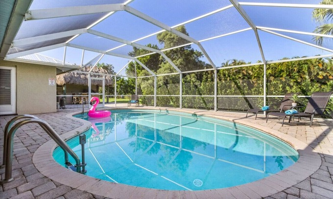 Biggar Villa | Villa Whiskey Palms- Enchanting Tiki Bar Pool Home