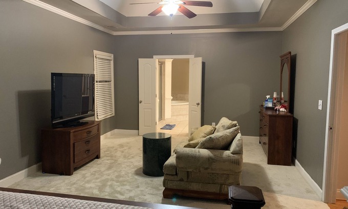Rockdale County Villa | Villa with 5 bedrooms and 2 living Rooms with Jacuzzi in master bedroom