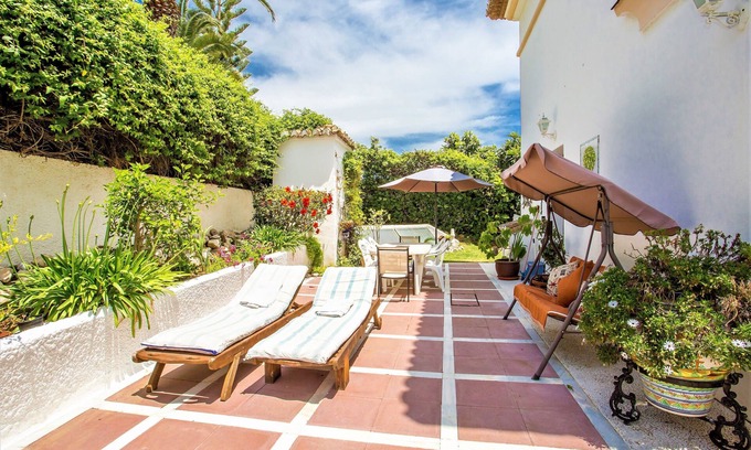 Elviria Villa | VILLA WITH Beautiful ENCLOSED GARDEN, PRIVATE POOL VFT00477