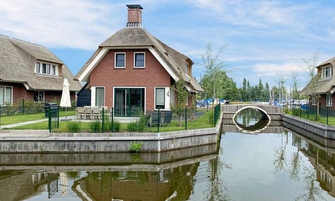 Idskenhuizen House | Villa with enclosed garden, in a holiday park on the water in Friesland