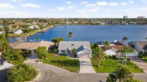 Eight Lakes House | Villa with Gulf Access & Private Pool