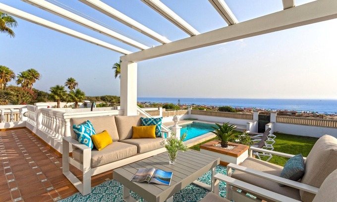 Chiclana de la Frontera Villa | Villa with pool in front of the beach. La Barrosa