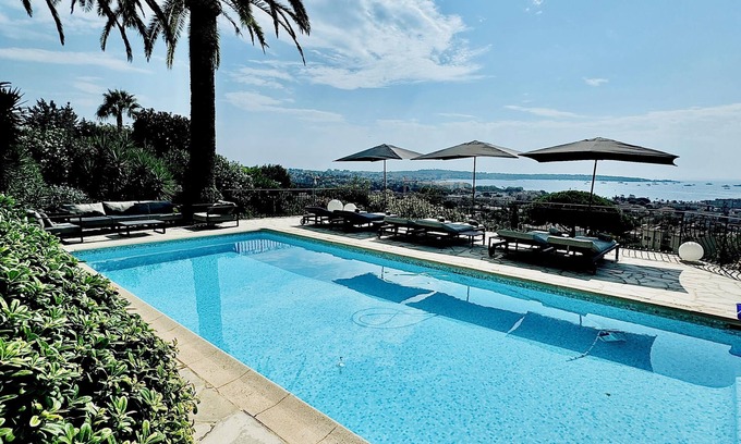 Vallauris Villa | Villa with pool, spacious terrace, with sea view, pets welcome