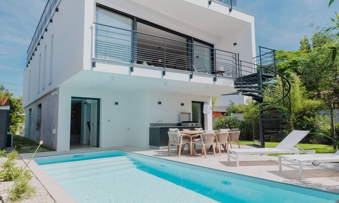 Vaux-sur-Mer Villa | Villa with private heated pool by the sea in Royan