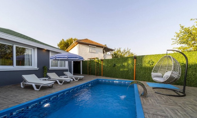 Lara Apartment | Villa with Private Pool near Airport in Muratpasa