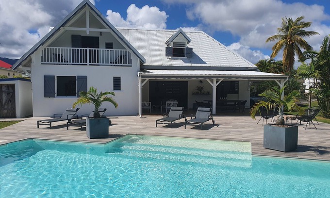 Petit-Bourg Villa | Villa with sea view and close to rivers, 2mn from Valombreuse floral park