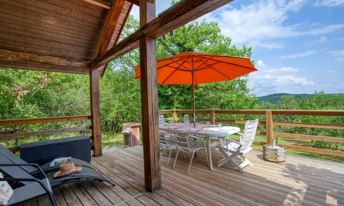 Orliaguet Ski Chalet | Village de gîtes La Truffière: Chalet 6 pers with heated swimming pool - Dordogne
