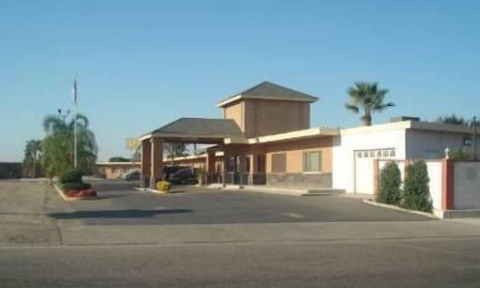 Tulare Hotel | Village Inn