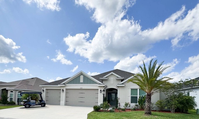 Leesburg House | Villages, 3bed- 2.5ba waterfrnt+ golf cart- all bedrooms have king beds!