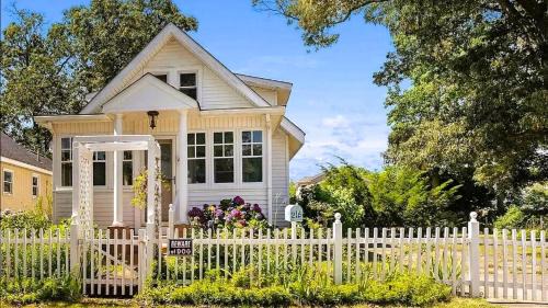 Villas House | Villas Cottage By The Bay