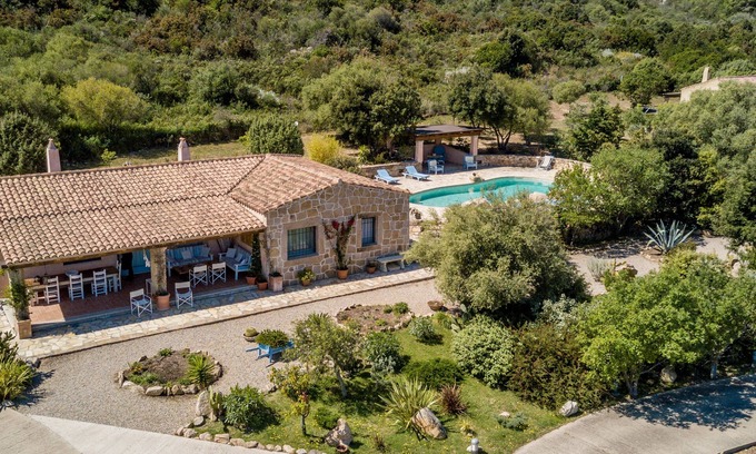 Olbia Villa | Ville delle Fonti a San Pantaleo 2 km from the sea, private pool, large garden