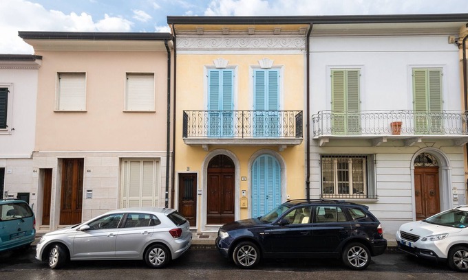 Viareggio Villa | Villino Simona on three floors 250m from the sea with private courtyard and terrace