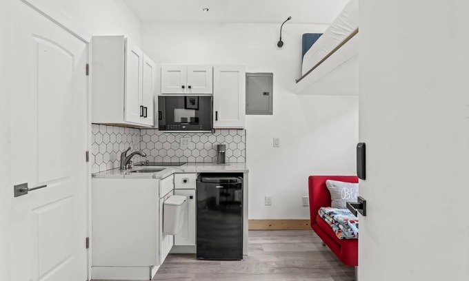 North Philadelphia West Apartment | Vines Classic Studio