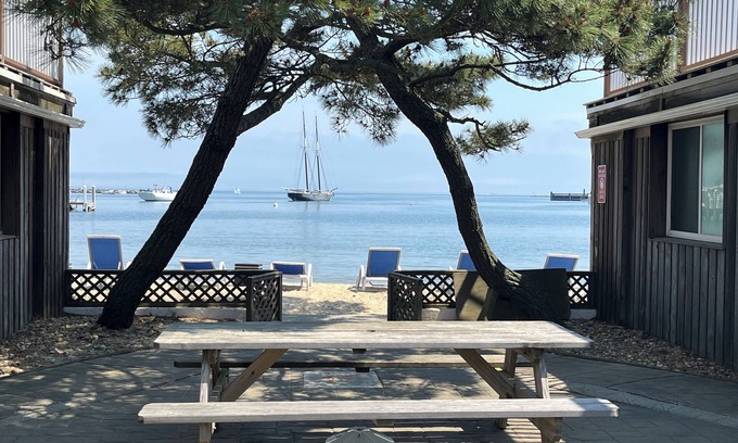 Vineyard Haven Hotel | Vineyard Harbor Motel - Private Beach