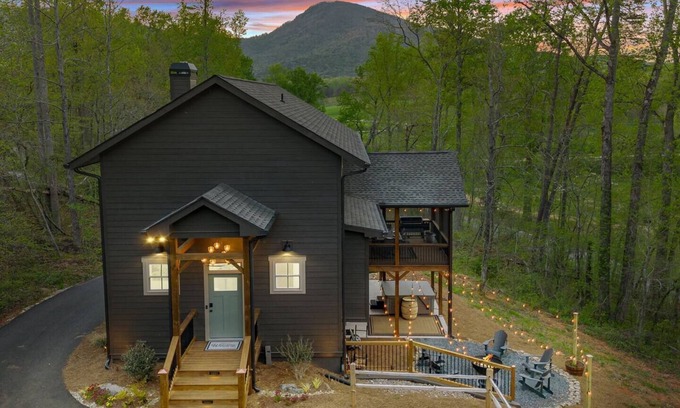 Cleveland House | Vineyard Mountain Getaway- hot tub, mins to Helen