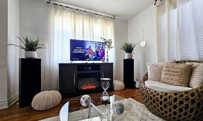 Jonesville House | Vineyard Retreat Getaway