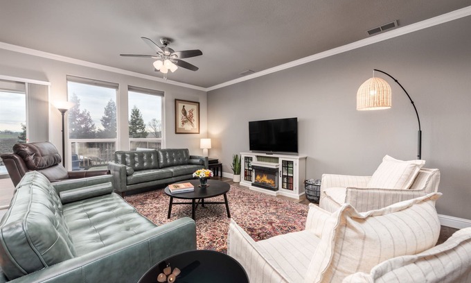 Acampo House | Vineyard Vista | Close to Wineries, Lakes, & More! Sleeps 10 w/Hot Tub