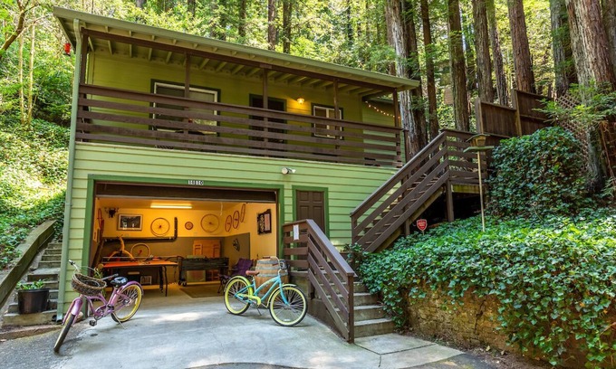 Rio Nido House | Vino Velo: Captivating Cabin in Redwoods! Cozy & Dynamic! HtTb/Pup/WiFi