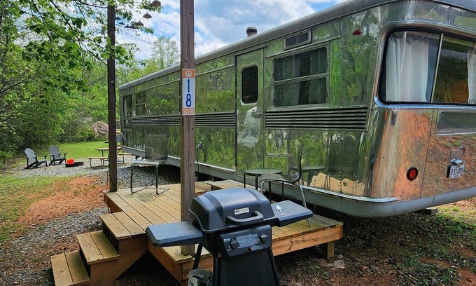 Mill Spring House | Vintage 1955 Imperial Mansion, deck on the creek, easy access to pool and playground, sleeps 5.