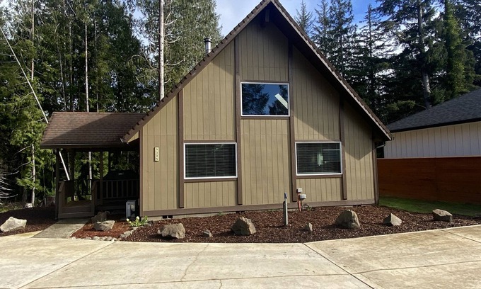 Florence House | Vintage A frame home in Florence! 2 bedroom 3 beds, sleeps 6.