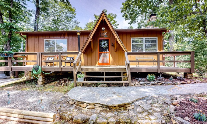 Franklin House | Vintage cabin with lovely mountain views, & W/D - convenient location