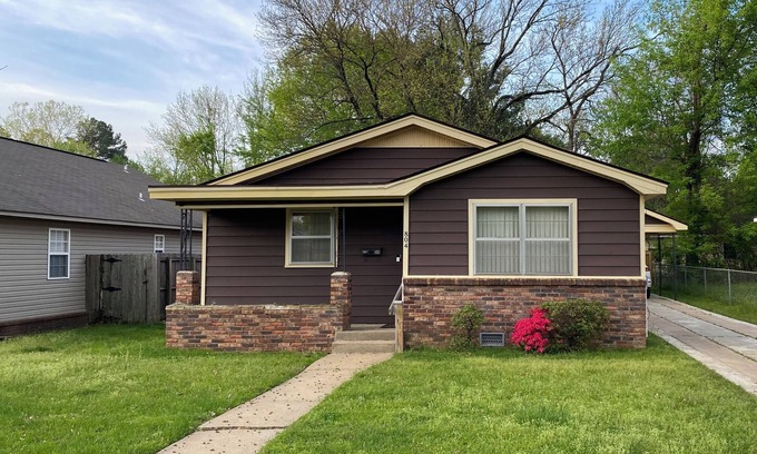 Russellville House | Vintage Charm, Upgraded - White Sheets + Fast Wi Fi + 2 King Beds