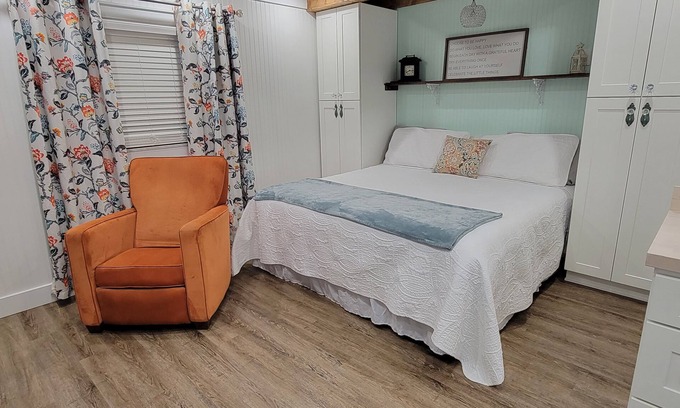 Coleman Apartment | Vintage Chic King Bed Studio Apartment Near The Villages Pet Friendly