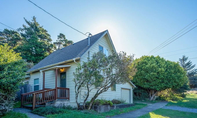 Port Orford House | Vintage coastal cottage w/free WiFi & incredible in-town location, dogs OK