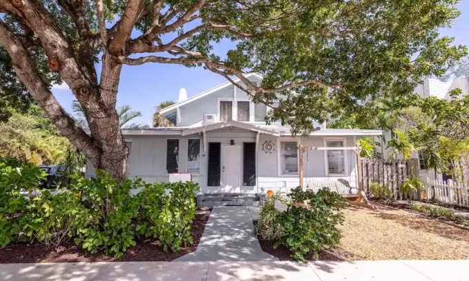 Lake Worth Cottage | Vintage Coastal Cottage 4Bd/2Bth Downstairs Unitn