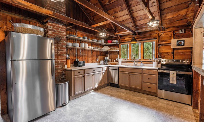 Byfield Cottage | Vintage cottage that sleeps 8 in amazing North Hampton Beach location with Wifi