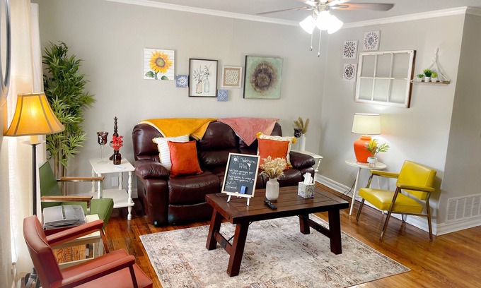 Wichita Falls House | Vintage Eclectic Home~ Central Location~Country Club ~ MSU~ Fire pit