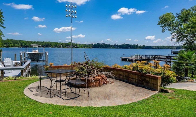 Chapin House | Vintage Libby on the Lake | 3 BR | Pet Friendly!