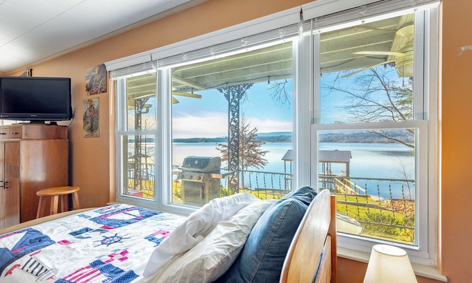 Spring City Cabin | Vintage Mountain Lake Cabin w/Huge Dock - camp vibes, privacy, family friendly!