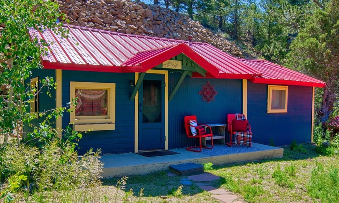 Lyons Cabin | Vintage Riverside Cabin — Spacious Family Stay