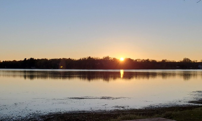 Siren Cabin | Vintage-style lakeshore cabin - right on Clam Lake with dock, flat lake walkout