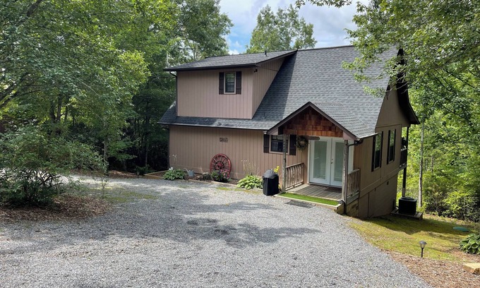 Hiawassee Cabin | Violet Cabin - Beautiful Mountain View, Rustic Charm w/Jacuzzi & Wood Fireplace