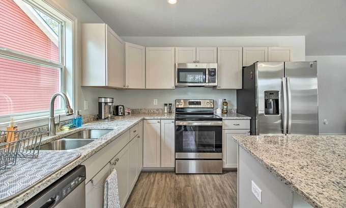 Issue House | Virginia Getaway - 1 Mi to Colonial Beach!
